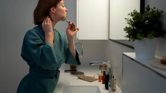 Rutinitas Skincare Malam untuk Bantu Kulit Pulih Saat Tidur