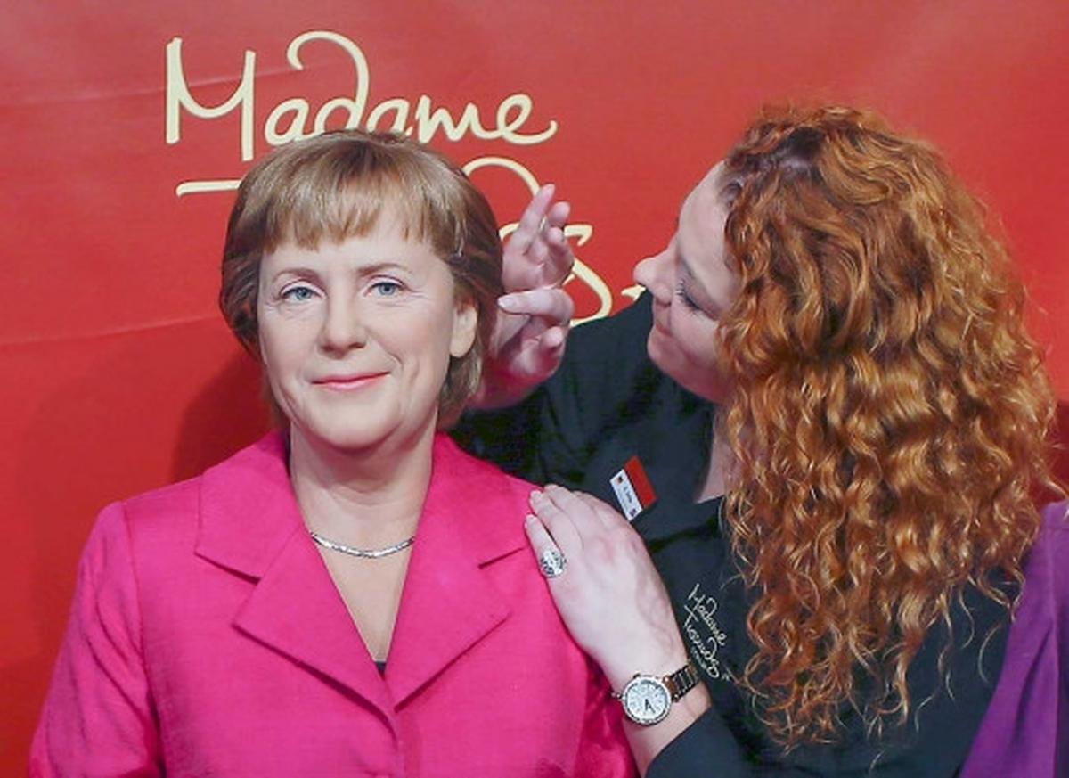 "Tiga kembaran" Angela Merkel diperkenalkan di Berlin