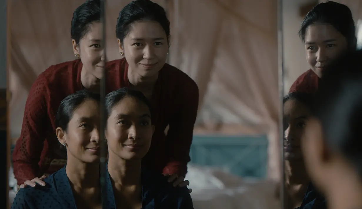 Before, Now and Then (Nana) mengisahkan perempuan Indonesia yang hidup di Jawa Barat dekade 1960-an, yang diangkat dari kisah nyata kehidupan Raden Nana Sunani. Lari dari gerombolan yang ingin menjadikannya istri serta membuatnya kehilangan ayah dan anak, Nana hidup dengan menak Sunda hingga bersahabat dengan salah satu simpanan suaminya. (Foto: Dok. Poplicist)