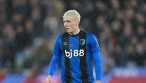Alex Jimenez dari Bournemouth berlari ke posisinya selama pertandingan Liga Inggris antara West Ham United dan Bournemouth, di Stadion London di London, Sabtu, 21 Februari 2026. (Foto AP/Dave Shopland)