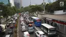 Kendaraan terjebak kemacetan di Jalan HR Rasuna Said, Jakarta, Rabu (6/9). Menurut Menhub, wacana ini timbul untuk membantah adanya diskriminatif terhadap sepeda motor karena dilarang melintas di jalan Sudirman. (Liputan6.com/Immanuel Antonius)