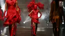 Model berjalan di catwalk mengenakan headpiece dan kostum karya Rinaldy A. Yunardi pada peragaan bertajuk 'Equilibrium' di Jakarta, Rabu (13/12). Unsur alam seperti air, api, angin, tanah, dan besi dituangkan dalam koleksinya. (Liputan6.com/Johan Tallo)