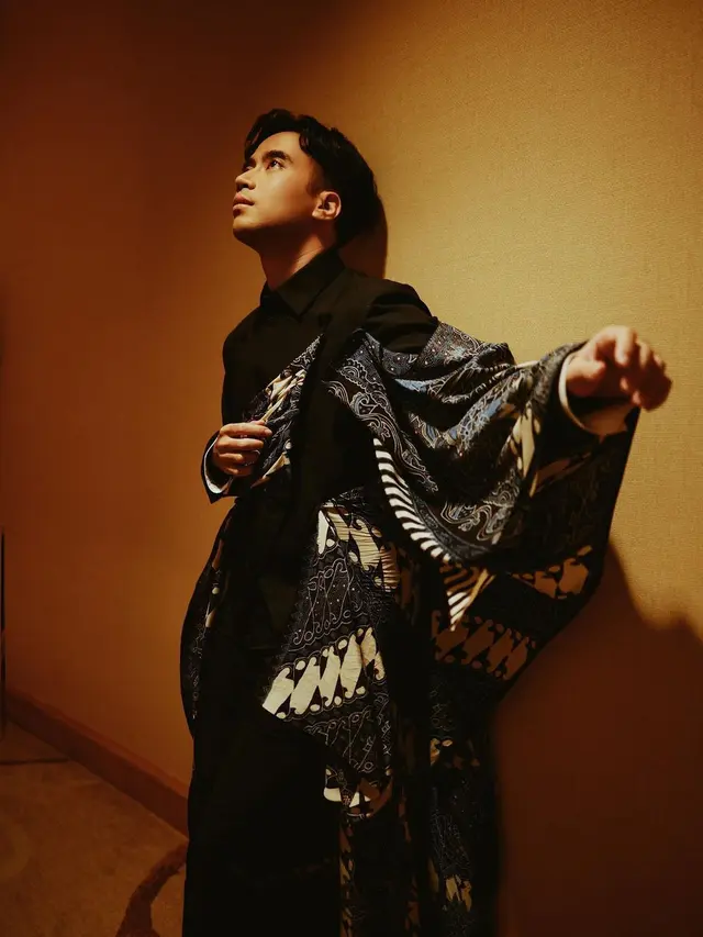 Ketika Vidi Aldiano Konsisten Berbatik Saat Manggung