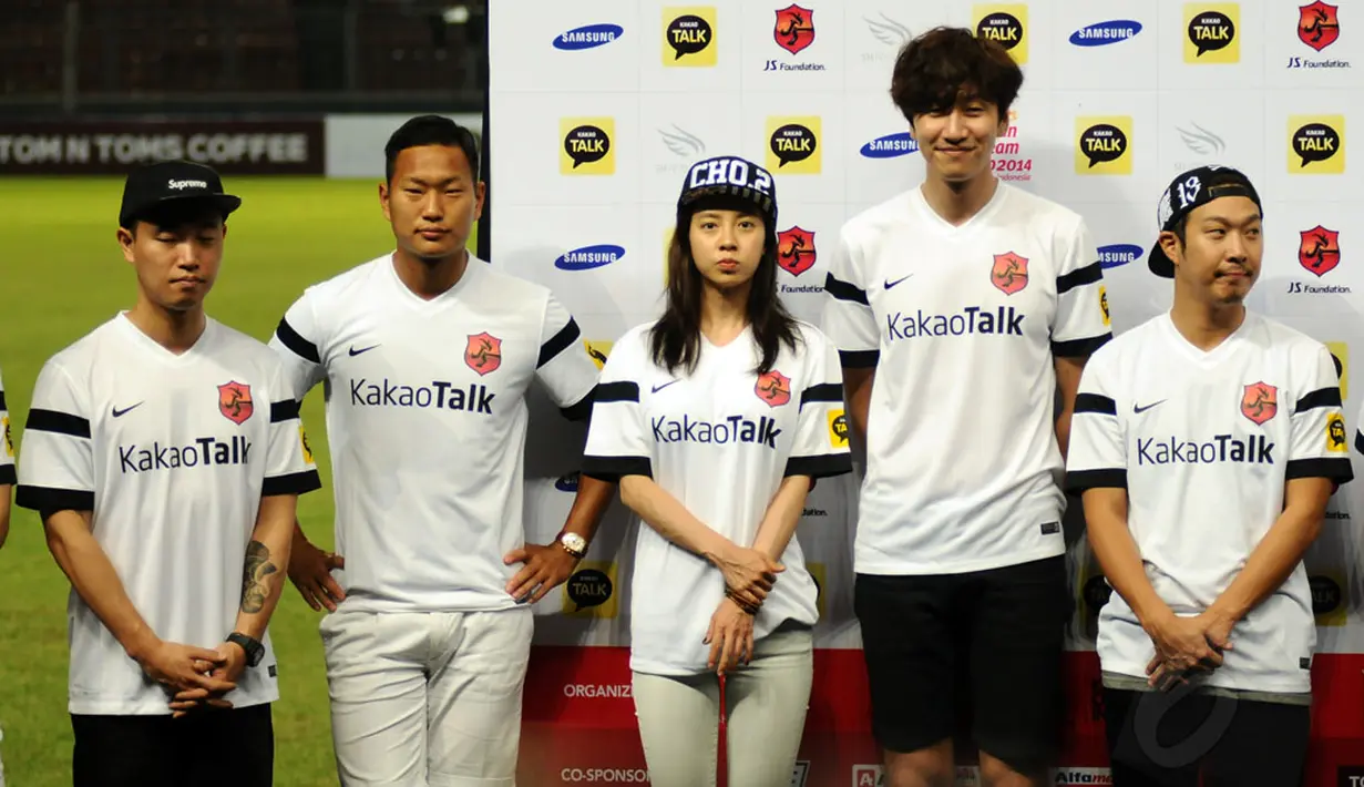 Bersama bintang reality show Korea Selatan, Running Man, Park Ji Sung melakukan konferensi pers jelang berlaga melawan Indonesia All Star di stadion GBK Jakarta, (1/6/2014). (Liputan6.com/Helmi Fithriansyah)