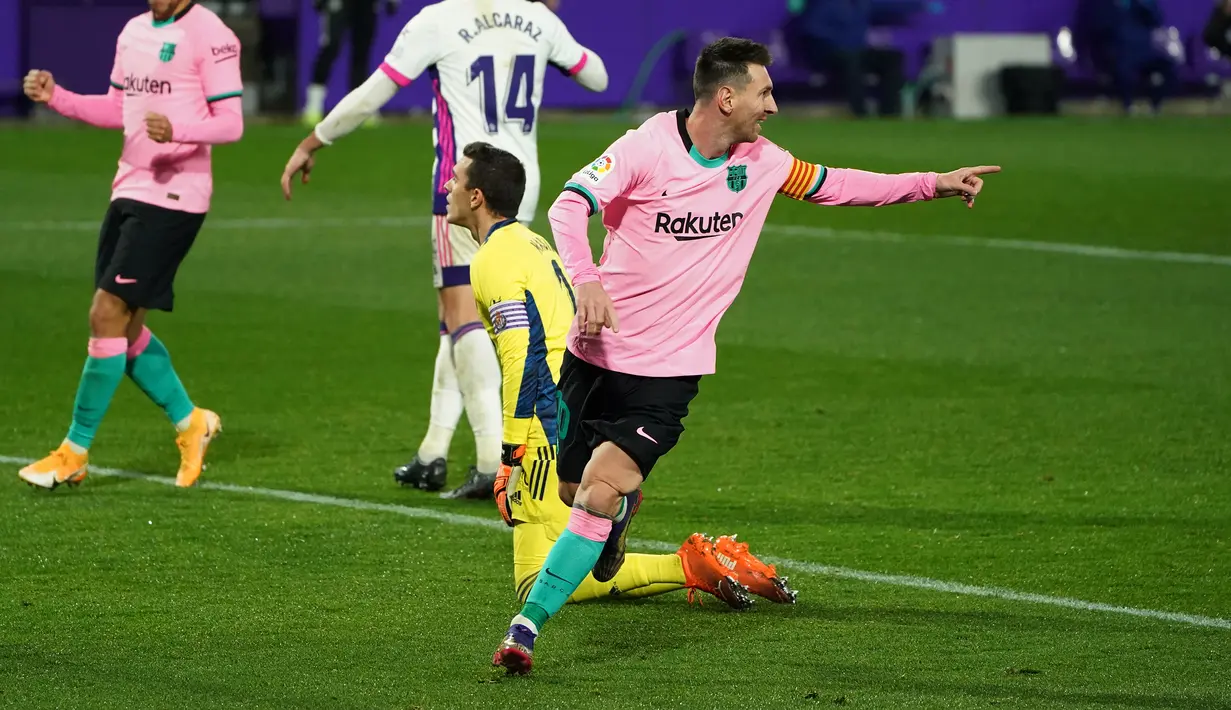 Penyerang Barcelona, Lionel Messi, merayakan gol yang dicetaknya ke gawang Valladolid pada laga lanjutan Liga Spanyol di Jose Zorrilla Stadium, Rabu (23/12/2020) dini hari WIB. Barcelona menang 3-0 atas Valladolid. (AFP/Cesar Manso)