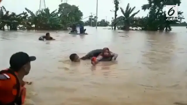 Beberapa kecamatan di Kabupaten Gowa diterjang banjir bandang. Tim gabungan berusaha mengevakuasi warga dari dalam rumah yang terendam banjir.