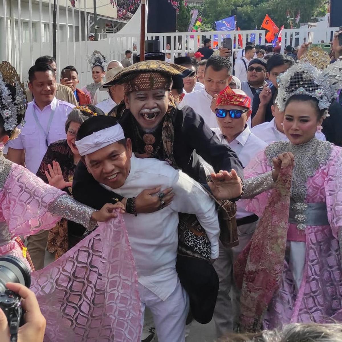 Daftar ke KPU Jabar, Dedi-Erwan Naik Kuda dan Diantar Rombongan Kesenian