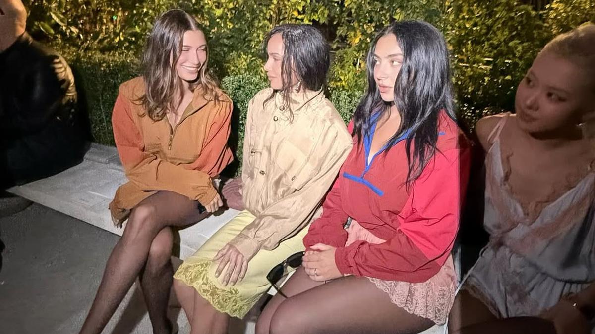 Parade Baju Tidur Hiasi Show YSL di Paris Fashion Week, dari Rose BLACKPINK hingga Hailey Bieber