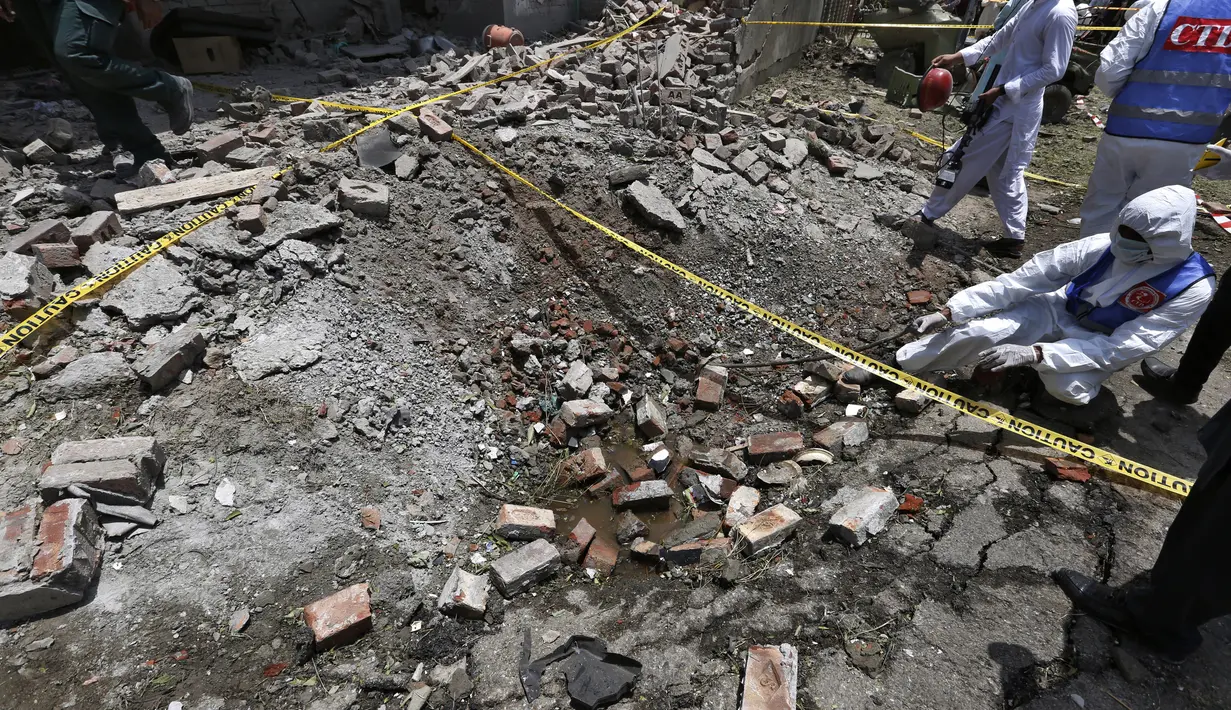 Penyidik mengumpulkan barang bukti di lokasi ledakan, di Lahore, Pakistan, Rabu (23/6/2021). Ledakan itu terjadi sekitar 120 meter dari kediaman Hafiz Saeed di Lahore, menurut laporan. (AP Photo/K.M. Chaudary)