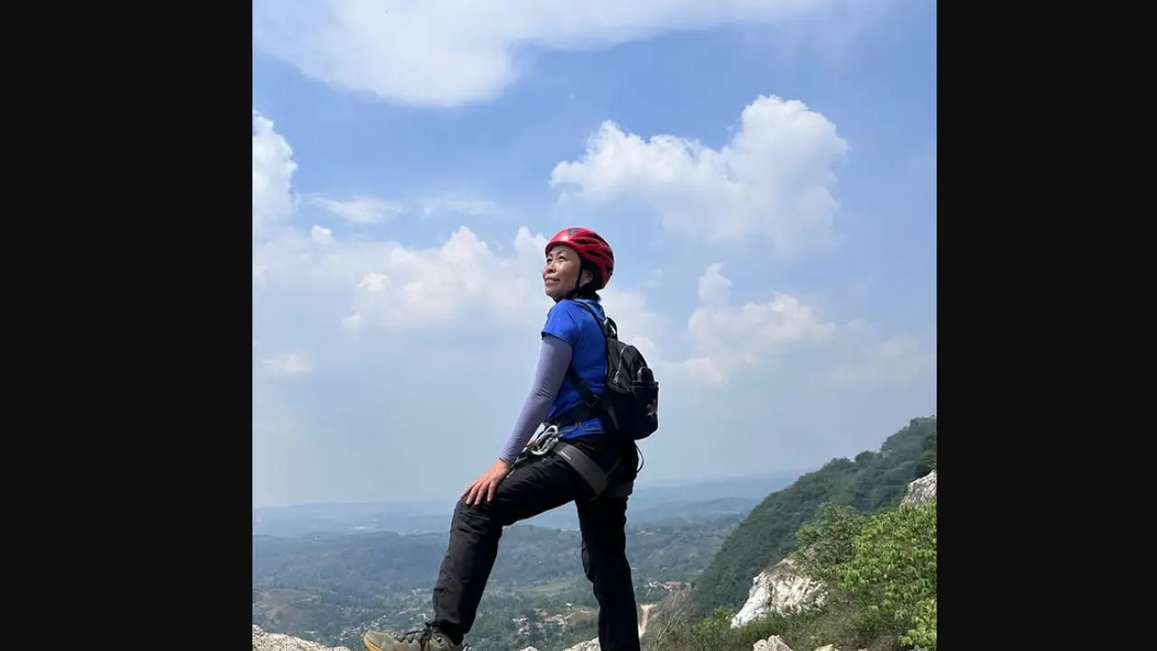 Pendaki Lilie Wijayati Poegiono meninggal dunia di Puncak Jaya atau Carstensz, Papua.