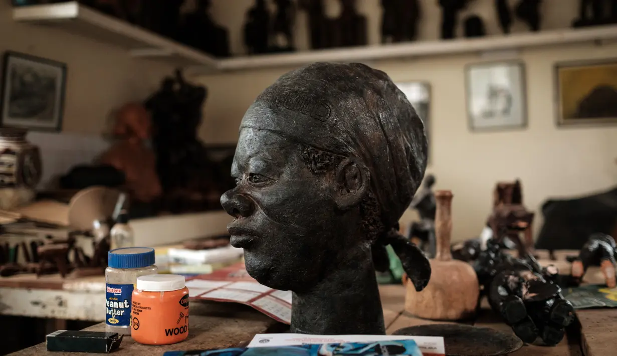 Bentuk patung karya Edward Njenga yang diberi nama 'Women's Guild Member (2008)' dipajang di bengkelnya, Nairobi, Kenya, Senin (12/3).  Ketika bekerja, Njenga biasa dibantu oleh cucu yang memiliki nama sama dengannya. (AFP PHOTO/Yasuyoshi CHIBA)