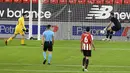 Pemain Barcelona Pedri (kiri) mencetak gol ke gawang Athletic Bilbao pada pertandingan Liga Spanyol di Stadion San Mames, Bilbao, Spanyol, Rabu (6/1/2021). Barcelona menang 3-2 dengan dua gol dari Lionel Messi. (AP Photo/Alvaro Barrientos)