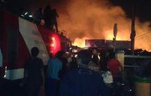 Pasar tradisional Pekanbaru terbakar, ratusan pedagang menangis