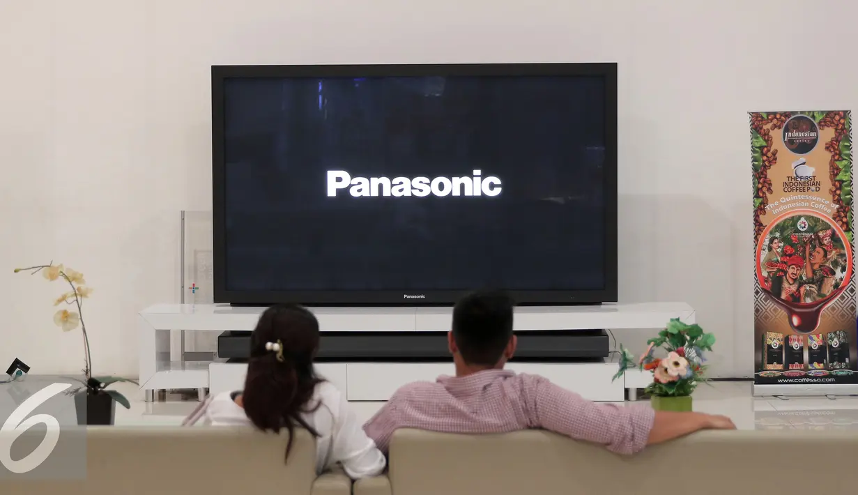 Pengunjung melihat produk Panasonic di Elektronic City, Jakarta, Kamis (4/2). Kabar penutupan dua pabrik PT Panasonic Lighting di Jawa Timur dan Jawa Barat, tidak akan mempengaruhi bisnis penjualan Panasonic di Tanah Air. (Liputan6.com/Angga Yuniar)