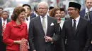Walikota Bandung Ridwan Kamil mengajak Raja Carl XVI Gustaf, dan Ratu Silvia dari Swedia menyusuri jalan Asia Afrika yang bersejarah untuk mengunjungi Museum Konferensi Asia Afrika di Bandung, Rabu (24/5). (AP Photo / Dita Alangkara)