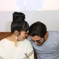 Penyanyi dan pencipta lagu Yura Yunita menggandeng aktor sekelas Reza Rahadian dalam penggarapan single video klip Intuisi. Keduanya juga saling curhat dengan pasangannya. (Nurwahyunan/Bintang.com)