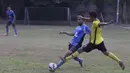Pemain PBR, Riyandi Angki berebut bola dengan pemain Villa 2000 pada laga persahabatan jelang Piala Jenderal Sudirman di Lapangan ISCI, Jakarta, Kamis (5/10/2015). PBR berhasil menang 2-0. (Bola.com/Vitalis Yogi Trisna)