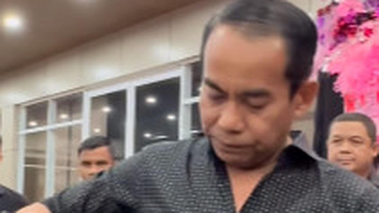 Sujud Syukur Penuh Haru Aldi Pakintaki Konten Kreator dapat Hadiah Umrah dari Irjen Andi Rian, Usap Kepala 'Mudah-mudahan Lancar
