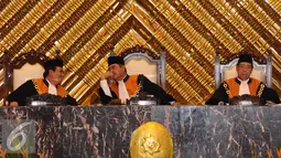 Ketua Mahkamah Agung, Hatta Ali (tengah) berbincang saat memimpin sidang paripurna pemilihan Ketua MA periode 2017-2022 di Jakarta, Selasa (14/2). Hatta Ali kembali memimpin MA setelah dipilih 38 dari 47 Hakim Agung. (Liputan6.com/Helmi Fithriansyah)