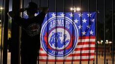 Meninggalnya ratusan suporter Arema FC dalam insiden di Stadion Kanjuruhan membuat sejumlah kelompok suporter dan para pecinta sepak bola di Indonesia melakukan aksi belasungkawa dan doa bersama di kawasan Stadion Utama Gelora Bung Karno, Jakarta, Minggu (2/10/2022). (Bola.com/Bagaskara Lazuardi)
