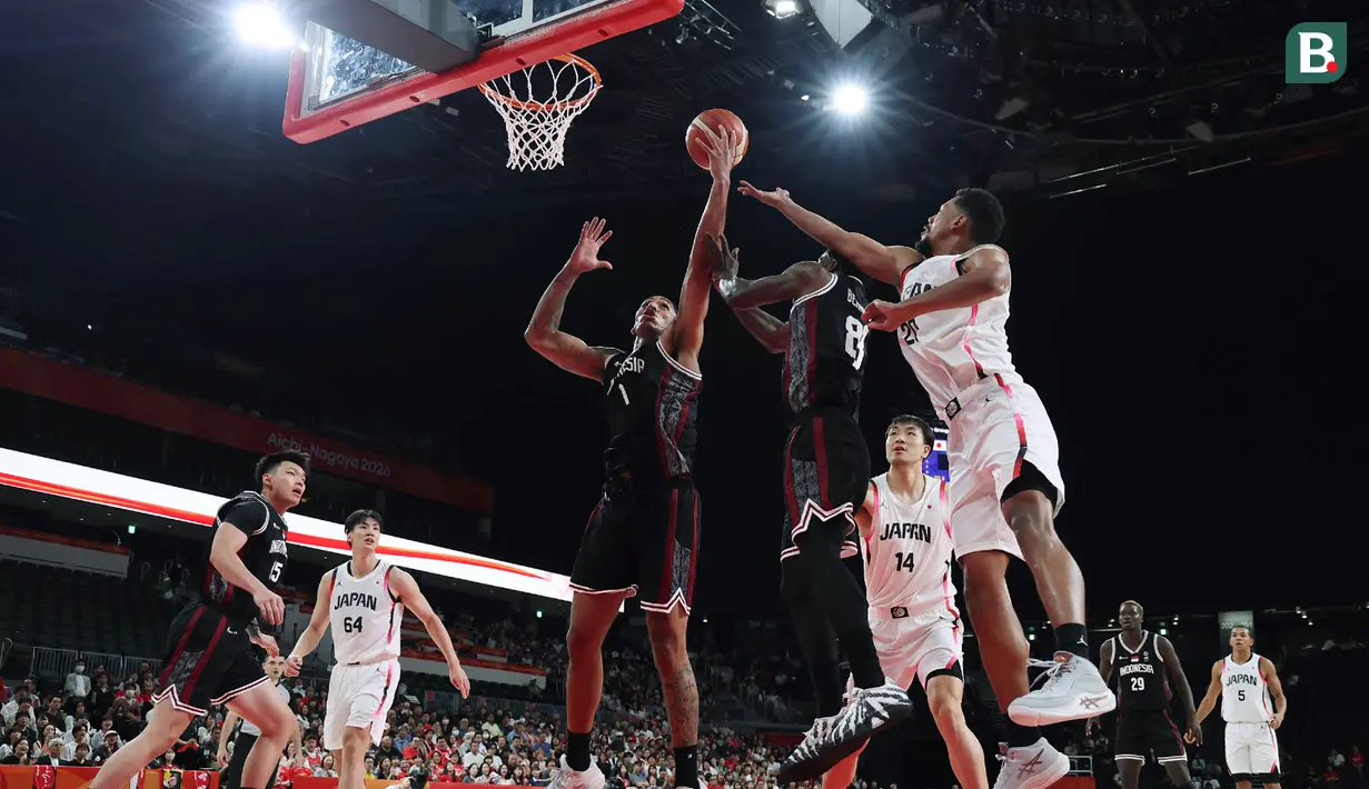 Pemain Timnas basket putra Indonesia (hitam) berusaha mencetak skor saat menghadapi Jepang dalam pertandingan Grup A Asian Games 2026 di Aichi International Arena, Nagoya, Jepang, Kamis (10/9/2026). Indonesia kalah 53-98 dari Jepang, salah satu dari tiga kekalahan di fase grup yang membuat langkah Timnas Basket Indonesia terhenti. (JIJI PRESS/AFP/Japan OUT)
