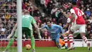 Pada babak kedua di menit ke-55 Bernardo Silva terjatuh di dalam kotak penalti Arsenal usai diganjal Granit Xhaka. (AP/Matt Dunham)