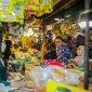 Wali Kota Bogor, Bima Arya melakukan inspeksi mendadak (sidak) untuk mengecek langsung ketersediaan minyakita di pasar tradisional, Jumat (10/2/2023). (Foto Humas Pemkot Bogor)