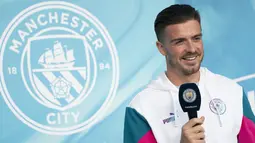 Pemain baru Manchester City Jack Grealish naik ke panggung saat diperkenalkan di Stadion Etihad, Senin (9/8/2021). Jack Grealish akan mengenakan kostum nomor 10, yang sebelumnya menjadi milik Sergio Aguero. (AP Photo/Jon Super)