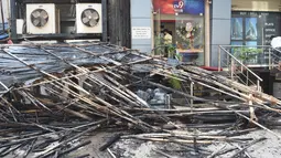 Tumpukan kayu restoran yang sebagian hangus terbakar di Mumbai, India (29/12). Restoran yang populer di India tersebut ludes terbakar dan mengakibatkan 15 orang tewas. (AFP Photo/Indranil Mukhrejee)
