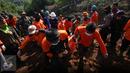 Tim penyelamat beserta relawan membawa jenazah yang berhasil di evakuasi, Desa Caok,Purworejo, Jawa Tengah, Selasa, (21/6). Evakusai hari ke tiga pasca longsor petugas berhasil menemukan dua jenazah di dusun tersebut. (Boy Harjanto)