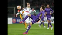 Penyerang Tottenham, Roberto Soldado (kiri) berusaha merebut bola dari pemain Fiorentina di laga Liga Europa leg kedua di Stadion Artemio Franchi, Italia (26/2/2015). Fiorentina menang 2-0 atas Tottenham Hotspur. (Reuters/Carl Recine)