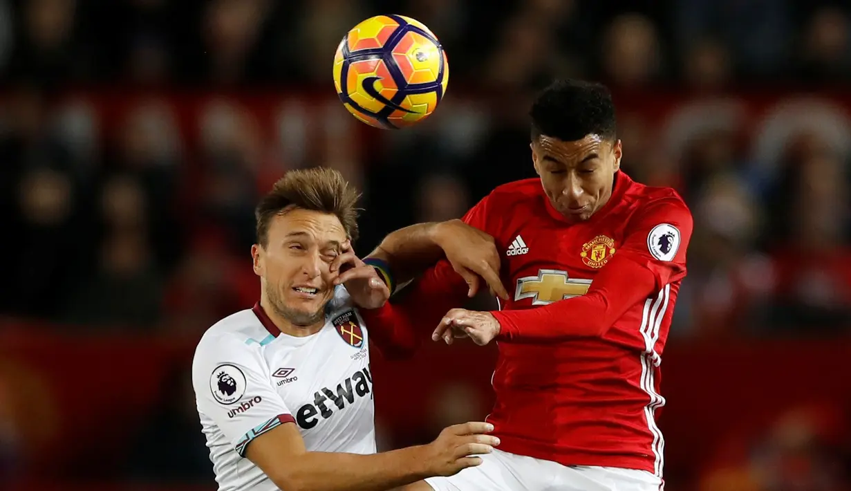 Pemain Manchester United, Jesse Lingard, berduel dengan pemain West Ham United, Mark Noble, pada laga pekan ke-13 Premier League di Old Trafford, Minggu (27/11/2016). (Action Images via Reuters/Carl Recine)