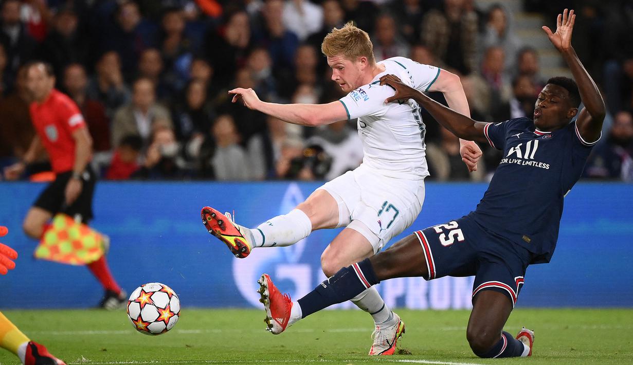 Di awal babak kedua, Manchester City mengurung pertahanan PSG. Pada menit ke-54, Kevin De Bruyne melepaskan tembakan dari dalam kotak penalti yang masih bisa dimentahkan Gianluigi Donnarumma. (AFP/Franck Fife)