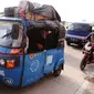 Beragam kendaraan digunakan pemudik untuk berlebaran di kampung halaman. Tampak, pemudik menggunakan bajaj biru saat melintasi kawasan pantura menuju indramayu, Jawa Barat, Kamis (16/7/2015). (Liputan6.com/Herman Zakharia)