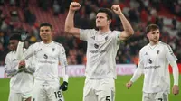 Harry Maguire dari Manchester United menyapa para pendukung setelah pertandingan&nbsp;Premier League Inggris antara Liverpool dan Manchester United di Liverpool, Inggris, Minggu, 19 Oktober 2025. (Foto AP/Ian Hodgson)