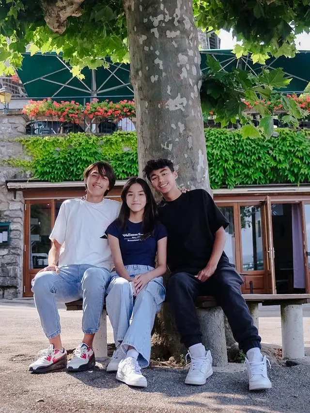 Darius Sinathrya dan keluarga ke Eropa (Instagram/darius_sinathrya)