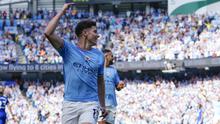 Selebrasi Striker Manchester City, Julian Alvarez setelah mencetak gol tunggal kemenangan Manchester City atas Chelsea pada laga lanjutan pekan ke-37 Liga Inggris 2022/2023 di Etihad Stadium, Manchester (21/5/2023). (AP Photo/Jon Super)