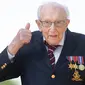 Veteran Perang Dunia II Kapten Tom Moore (99) berpose di rumahnya di Marston Moretaine, London, 16 April 2020. Tom Moore mengumpulkan donasi lebih dari 16 juta dolar untuk National Health Service (NHS) dengan berjalan 100 kali bolak-balik jarak 25 meter di taman rumahnya. (Joe Giddens/PA via AP)