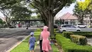 Senyum bahagia terlihat jelas di wajah Larissa, menandakan rasa percaya dirinya yang semakin meningkat. Perubahan ini tentu menjadi inspirasi bagi banyak ibu yang ingin tetap tampil modis sambil menjalani peran sebagai orang tua. Larissa sukses membuktikan bahwa menjadi ibu bukan berarti harus mengorbankan gaya. (Liputan6.com/IG/@larissachou)