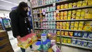 <p>Seorang pekerja toko kelontong mengisi rak dengan susu formula bayi di Tijuana, Meksiko, Selasa (24/5/2022). Saat susu formula di sejumlah supermarket Amerika Serikat hampir kosong, justru rak-rak susu di supermarket Meksiko terlihat penuh dengan berbagai pilihan. (AP Photo/Gregory Bull)</p>