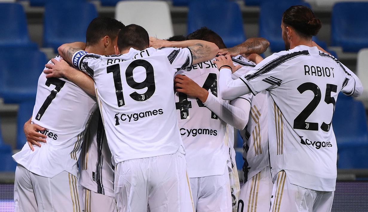 Para pemain Juventus merayakan gol ketiga ke gawang Sassuolo yang dicetak striker Paulo Dybala dalam laga lanjutan Liga Italia 2020/2021 pekan ke-36 di Mapei-Citta del Tricolore Stadium, Rabu (12/5/2021). Juventus menang 3-1 atas Sassuolo. (AFP/Marco Bertorello)