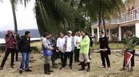 Menteri Pariwisata, Arief Yahya meninjau langsung obyek wisata di Pantai Carita salah satunya Mutiara Carita Cottages yang terkena bencana Tsunami Selat Sunda. (Foto: Dok. Kemenpar)
