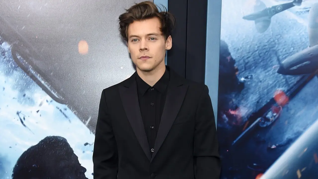 Harry Styles tampil memesona dalam balutan jas hitam dari Calvin Klein