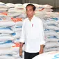 Presiden Joko Widodo (Jokowi) meninjau langsung Gudang Beras Bulog di Pematang Kandis,Kabupaten Merangin, Jambi. (Foto: Biro Pers, Media, dan Informasi Sekretariat Presiden).