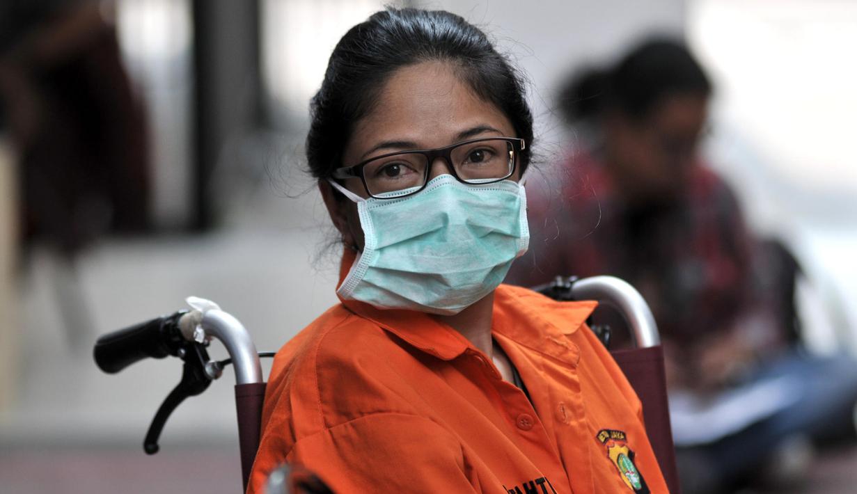 Tersangka HHY alias L  saat dihadirkan dalam rilis kasus narkoba di Polda Metro Jaya, Jakarta, Minggu (29/9/2019). Penangkapan HHY yang merupakan putri dari Sri Bintang Pamungkas serta FA terjadi pada 15 Juni 2019 di kawasan Cibubur. (merdeka.com/Iqbal S. Nugroho)