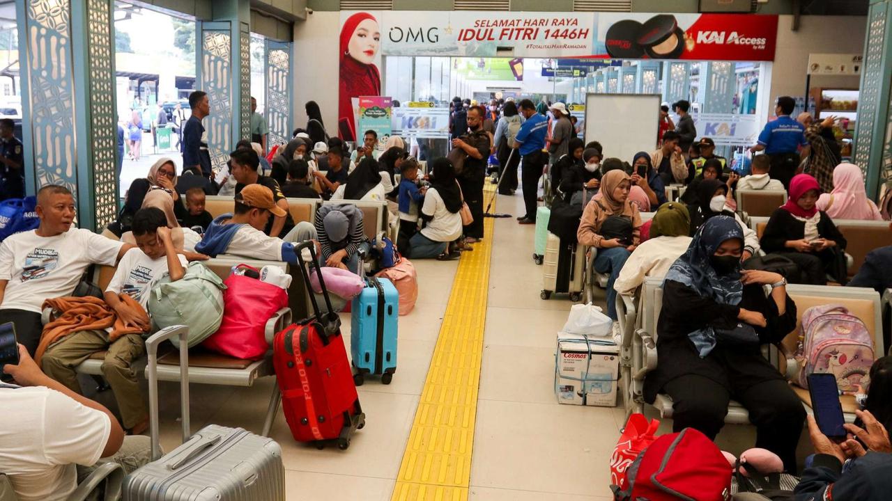 Stasiun Pasar Senen dipadati pemudik jelang Lebaran 2025