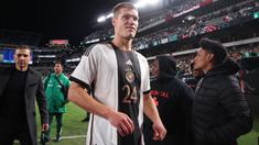 Laga jeda internasional yang melibatkan negara-negara Eropa pada kualifikasi Euro 2024 dan laga persahabatan di bulan Oktober 2023 menyisakan momen yang tak terlupakan bagi lima pesepak bola berikut. Kelima pemain tersebut untuk pertama kalinya diturunkan membela tim nasional masing-masing, alias melakukan debut bersama tim nasional di level senior. Siapa sajakah kelima pemain tersebut? Ini dia daftar lengkapnya. (AFP/Getty Images/Alex Grimm)