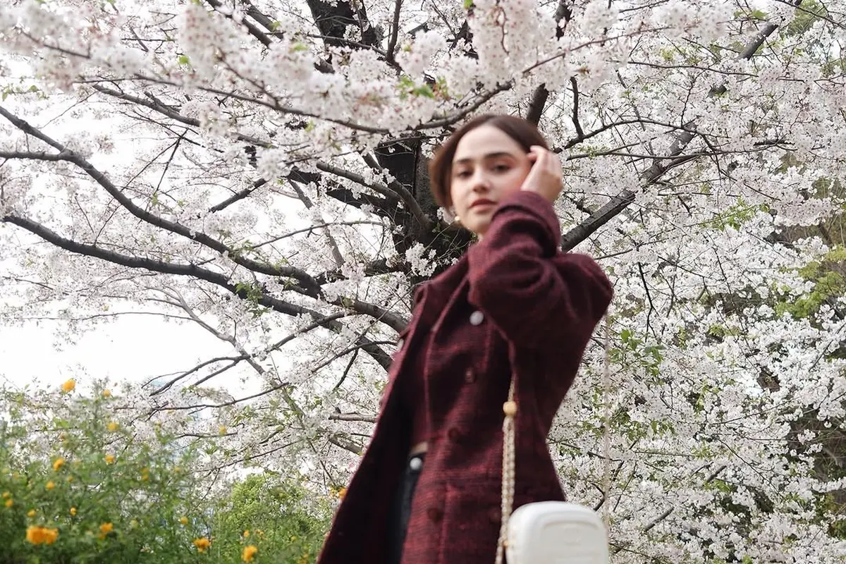 Gaya Syifa Hadju Tampil Elegan Nikmati Bunga Sakura di Jepang dengan Tas Kamera Chanel Seharga Rp95,7 Juta