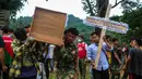 Para korban tinggal di sebuah kamp pengungsian di Negara Bagian Kachin. Juru bicara Tentara Pembebasan Kachin, Kolonel Naw Bu, mengatakan, selain menewaskan 29 warga sipil, serangan itu juga melukai 57 orang. (STR/AFP)