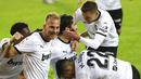 Para pemain Valencia merayakan gol yang dicetak ke gawang Real Madrid pada laga Liga Spanyol di Stadion Mestalla, Minggu (8/11/2020). Valencia menang dengan skor 4-1. (AP/Alberto Saiz)